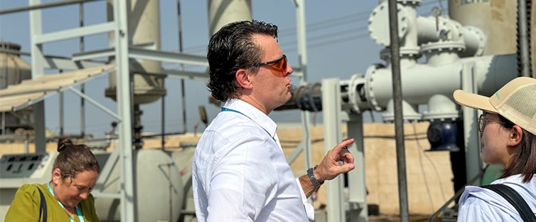 Customer Discusses Technical Issues with Beston Staff