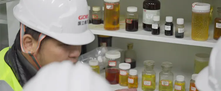 Beston Engineer Displays Pyrolysis Oil Samples to Visitors