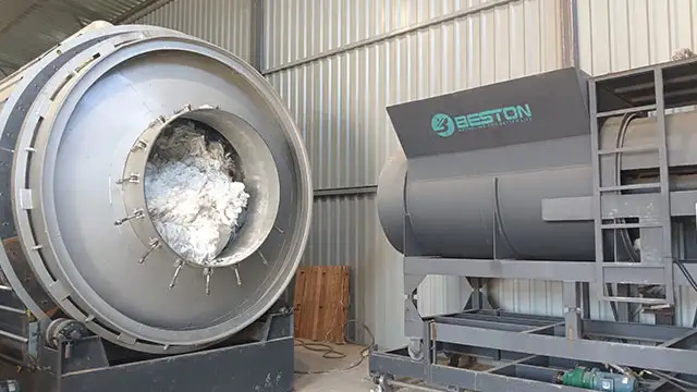 BLJ-16-Plastic-Pyrolysis-Machine-During-Hydraulic-Feeding